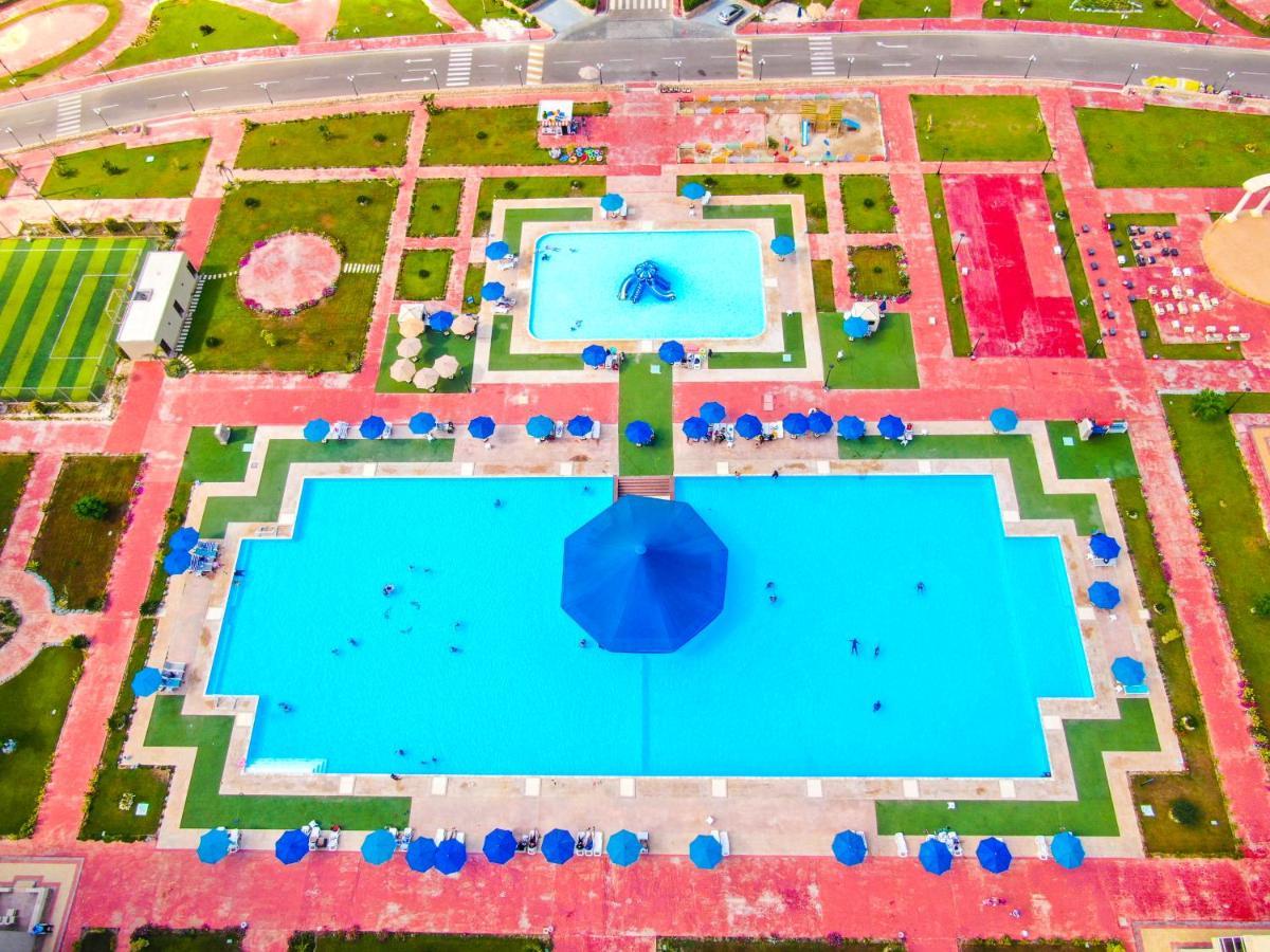 Tolip North Coast Hotel El Alamein Bagian luar foto Aerial view of the pool