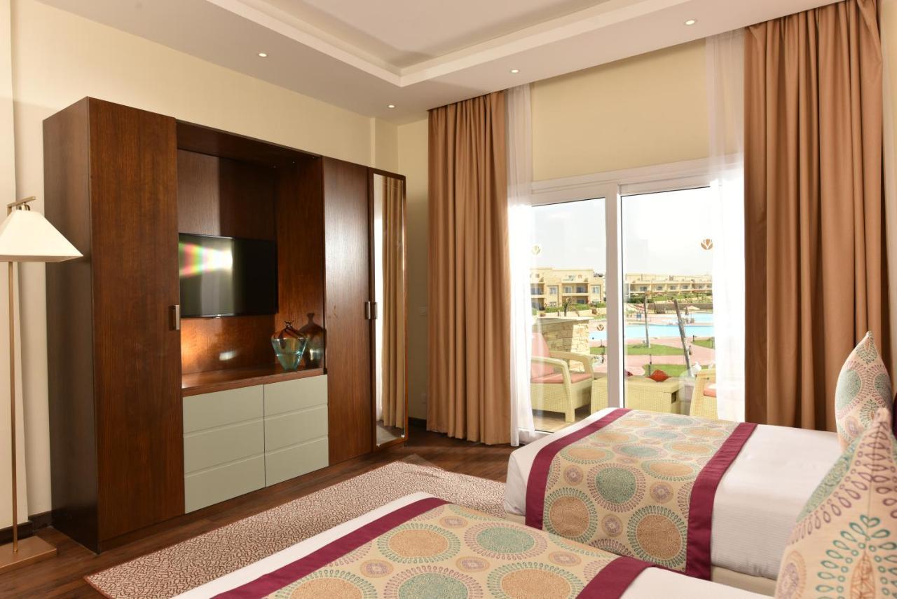 Tolip North Coast Hotel El Alamein Bagian luar foto A bedroom at the hotel