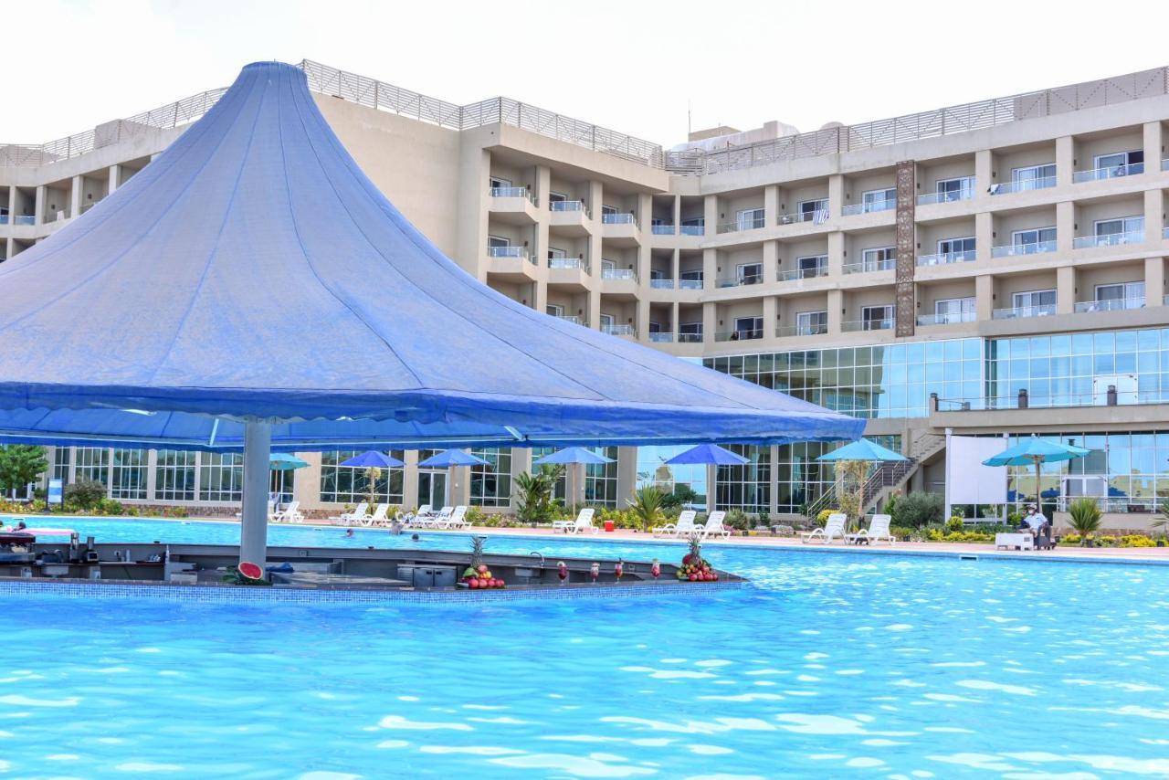 Tolip North Coast Hotel El Alamein Bagian luar foto The pool at the hotel