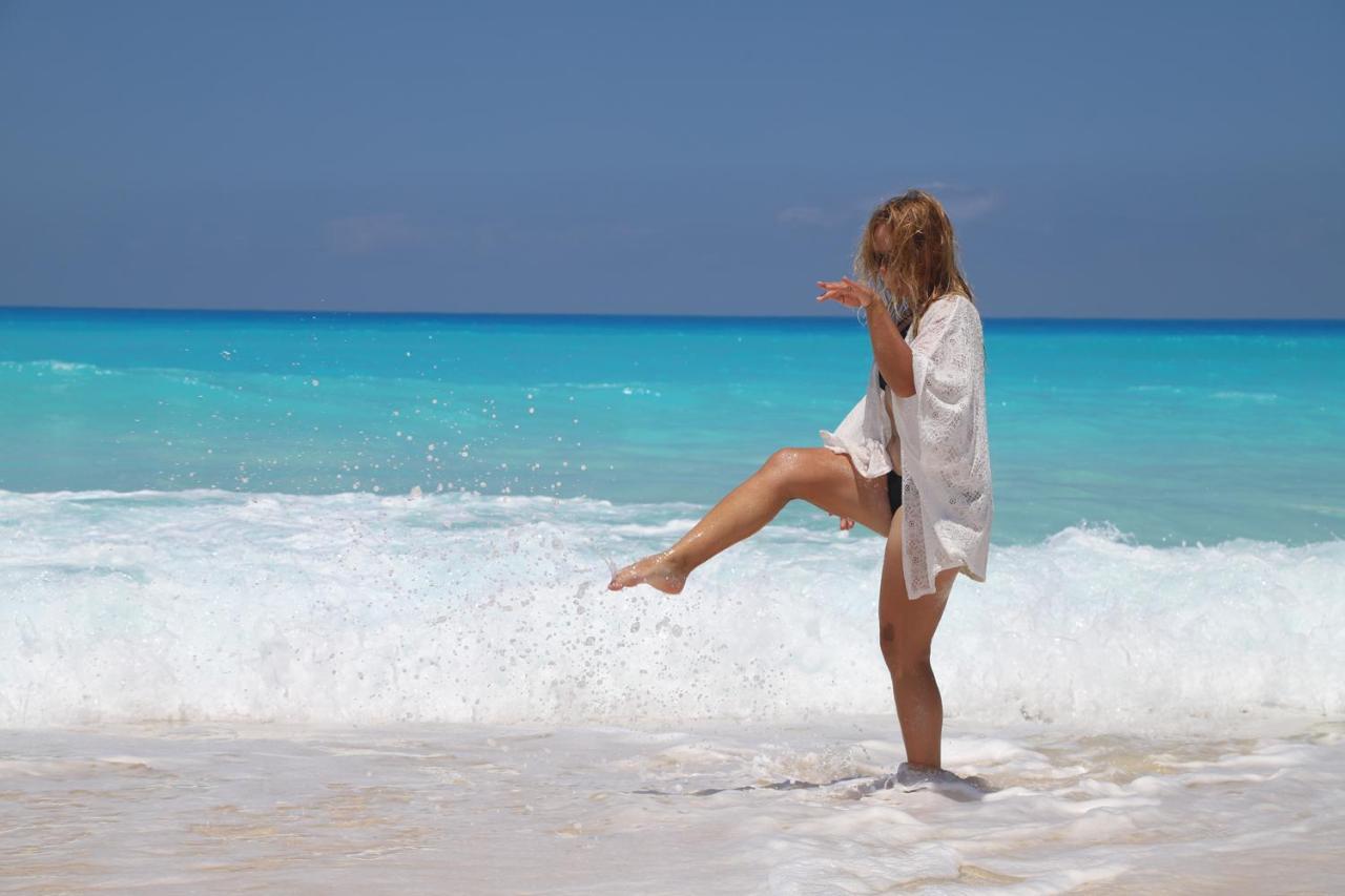 Tolip North Coast Hotel El Alamein Bagian luar foto A woman on a beach