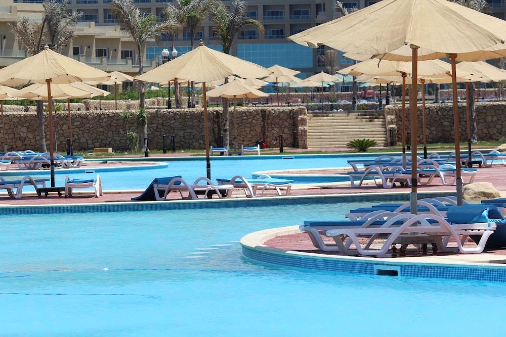 Tolip North Coast Hotel El Alamein Bagian luar foto A pool at a resort in Egypt