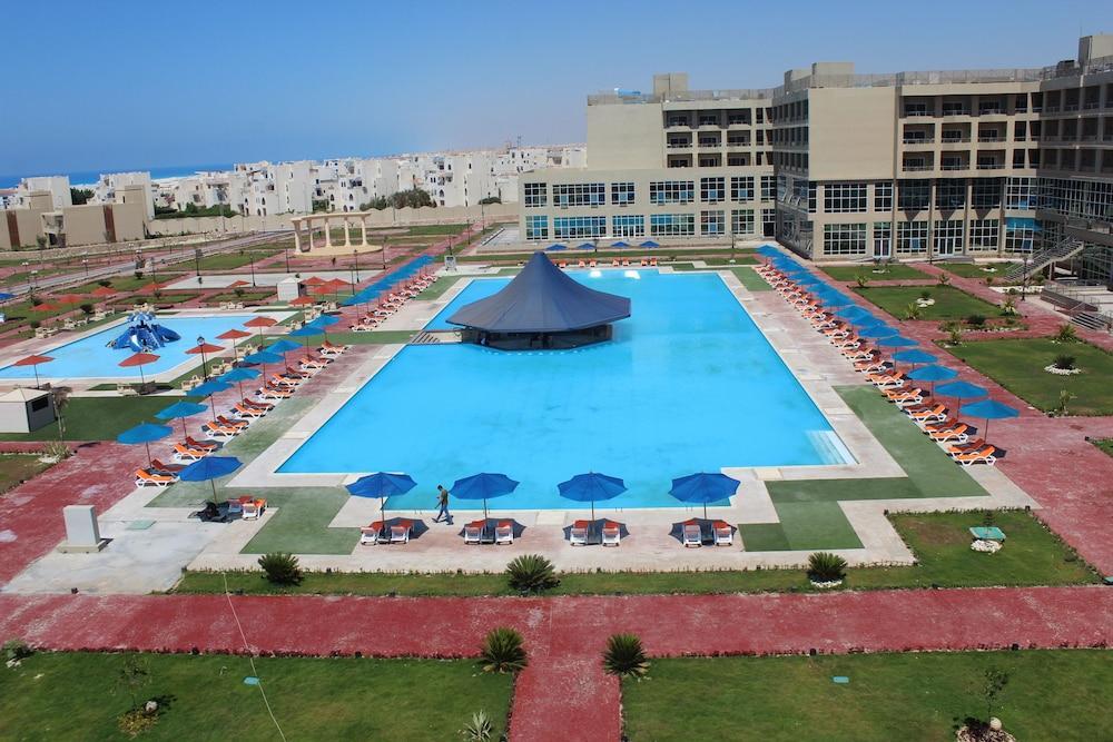 Tolip North Coast Hotel El Alamein Bagian luar foto The swimming pool at the hotel