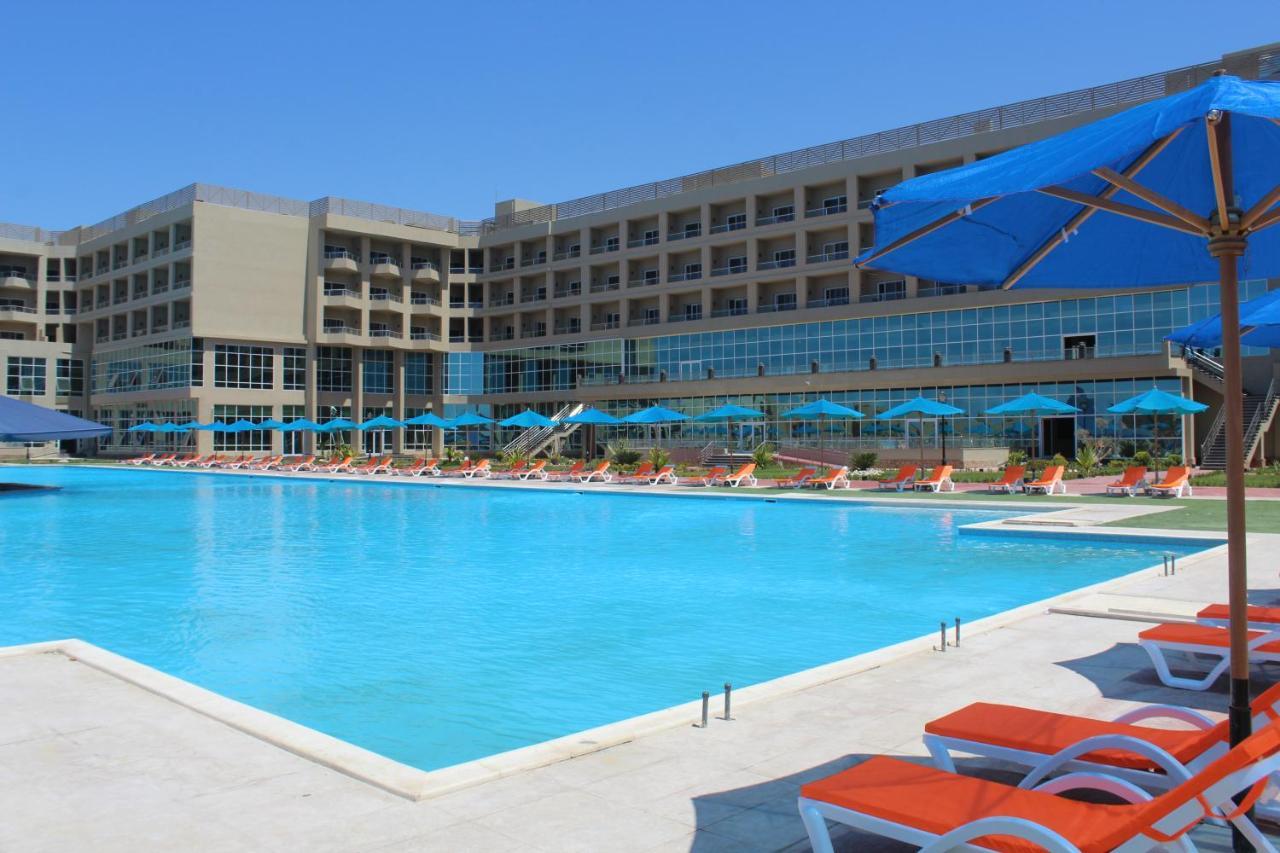 Tolip North Coast Hotel El Alamein Bagian luar foto The hotel's swimming pool